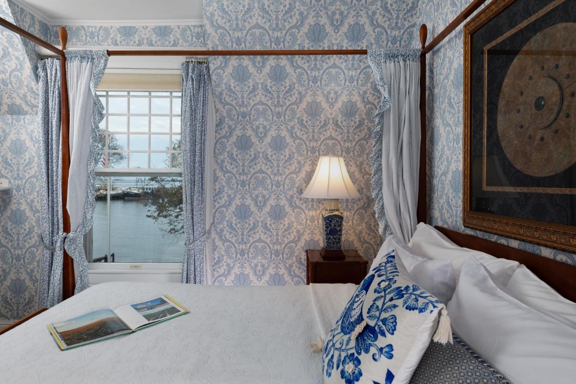 Harbor Knoll Bed And Breakfast Greenport Exterior photo